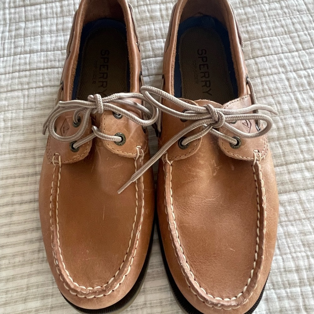 Sperry Men’s Tan Leather Boat Shoes with Contrast Laces